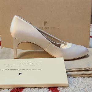 Ivory satin heels size 6 Birds of Prey